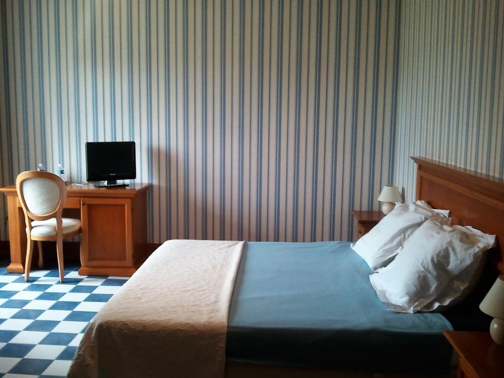 Chateau Sainte Marie Hotel Dompierre-sur-Charente Habitación foto